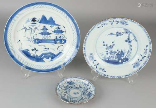 Three times antique Chinese porcelain. Comprising: