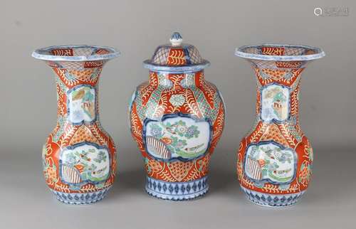 Three-piece Imari porcelain garniture. Floral. Size: