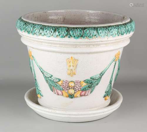 Large majolica pot with shell. Decorated with Fratzen