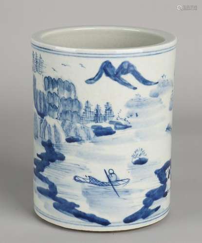 Antique Chinese porcelain penselenpot with backdrop of