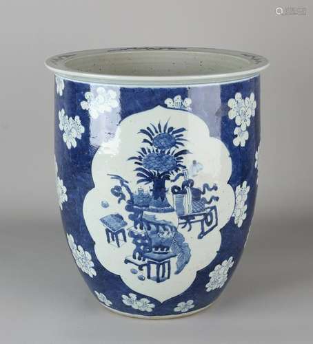 Big old / antique Chinese porcelain pot with objects