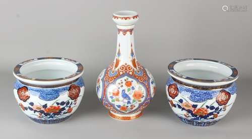 Three times gold Japanese Imari porcelain. Comprising: