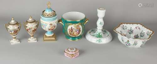 Six times old / antique porcelain diverse. Comprising: