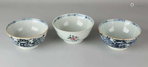 Three 18th century Chinese porcelain cabinet bowls with