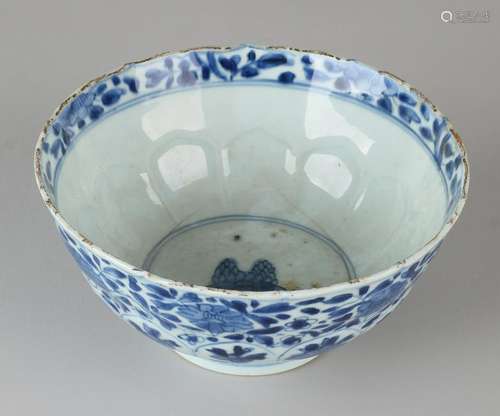 17th - 18th Century Chinese porcelain bowl with floral