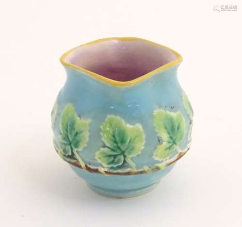 A George Jones majolica pot with banded vine leaf decoration and a lozenge shaped rim. Approx.