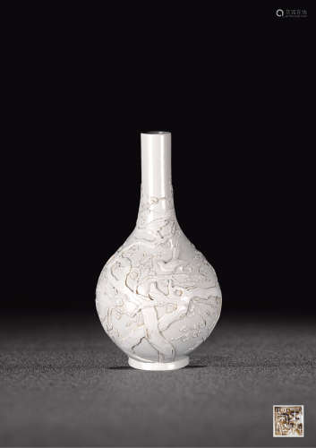 清 王炳荣  白釉雕瓷花卉瓶
