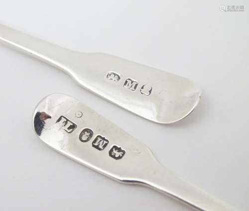 A pair of silver fiddle pattern salt spoons hallmarked London 1807 maker IL 4