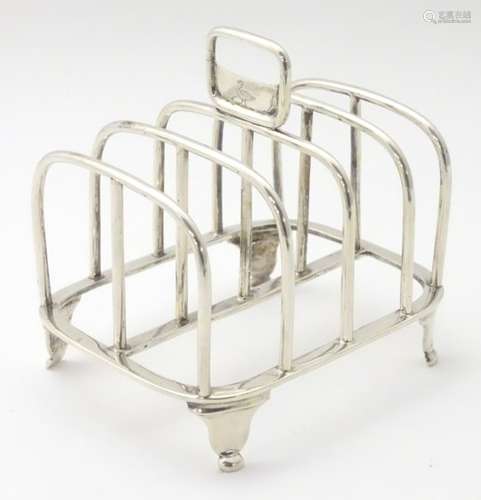 A silver 5 bar toast rack hallmarked London 1905 maker C S Harris & Sons Ltd. 5