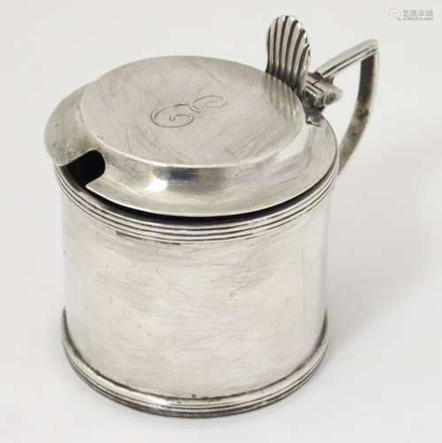 A silver mustard pot hallmarked Birmingham 1912 maker William Hutton & Sons ltd Approx 2