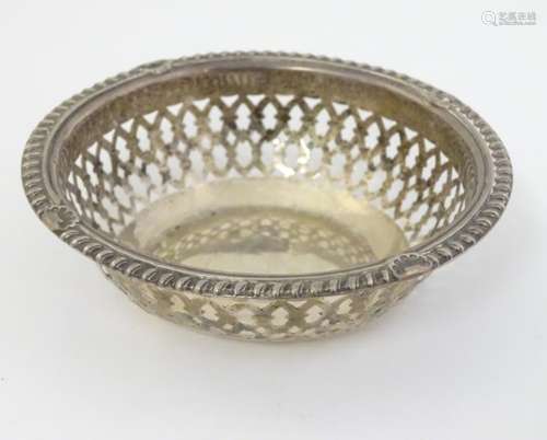 A silver bon bon dish of circular form with pierced decoration hallmarked Birmingham 1921 maker