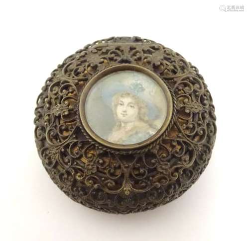 A 20thC circular trinket box with filigree style decoration,