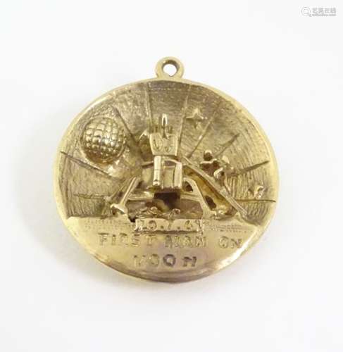 Space race / Moon landing: A 9ct gold pendant of circular form commemorating 'First man on moon' 20.