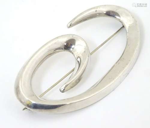 A Mexican silver brooch of abstract form 3