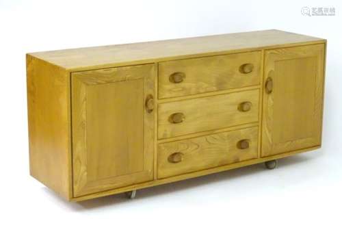 Vintage Retro : a British Ercol blonde Elm Windsor sideboard (no.