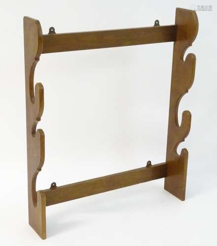 An early-20thC carved mahogany gun/rifle rack,