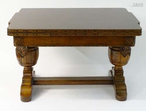 An early / mid 20thC oak draw leaf dining table,