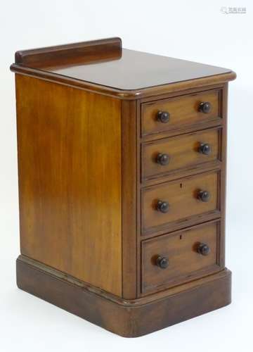 A late 19thC mahogany bank of four short graduated drawers with turned knob handles.