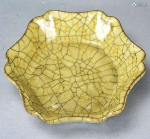 Chinese Pottery Crackleware Scalloped Edge Dish