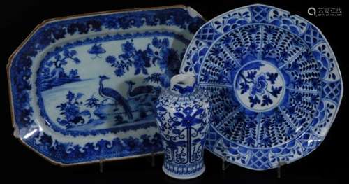 An 18thC Chinese porcelain export dish, of octagonal form, decorated with exotic birds and