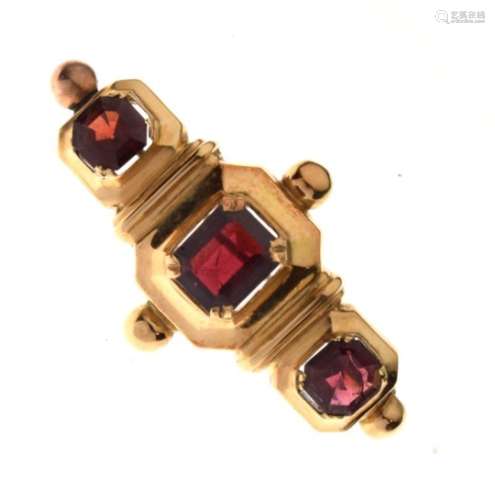 Unmarked yellow metal bar brooch set three red garnet-coloured stones, 5.7cm wide, 9.2g gross approx