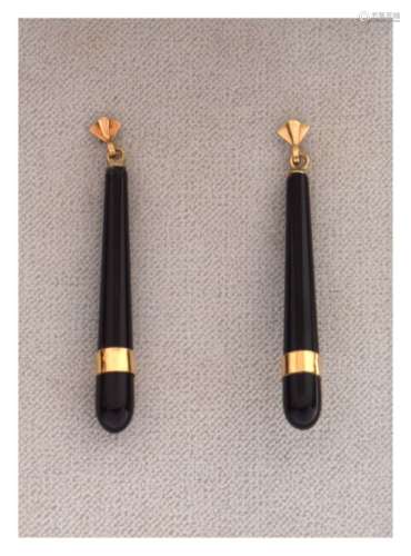 Pair of unmarked yellow metal and black onyx drop earrings of baton design, 3.5cm approx