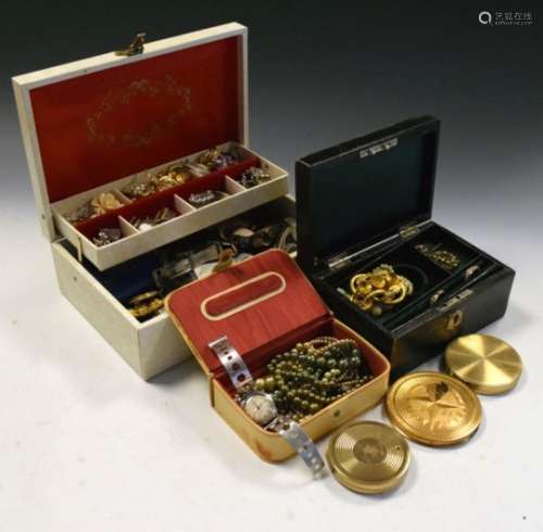 Good selection of costume jewellery to include pietra dura hardstone oval brooch, agate brooches,