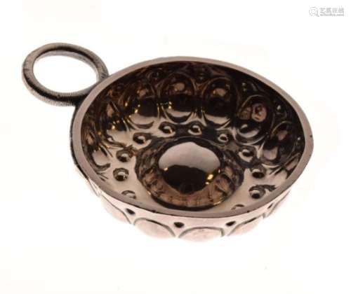 19th Century French tasse de vin or wine tasting cup bearing makers mark for Albert Beaufort, 3.6toz