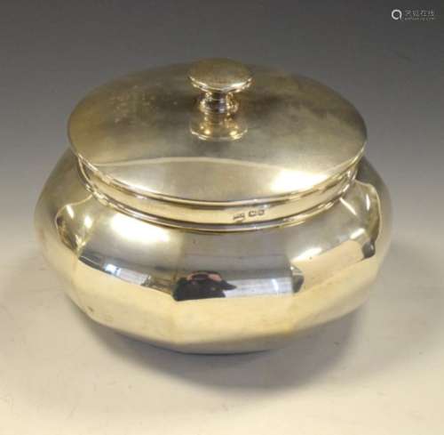 Edward VII silver lidded box, Sheffield 1904, 11cm high, 10.2toz approx