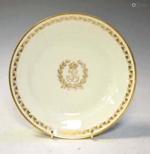 Sevres porcelain cabinet plate having interlaced L crest with an ivy leaf gilt border, the reverse