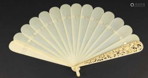 Victorian ivory fan, the front guard finely carved and pierced with flowers and foliage, 20cm in