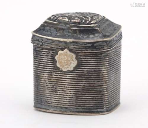 Antique continental silver vesta in the form of a caddy with hinged lid, 3.5cm high, 15.8g : For