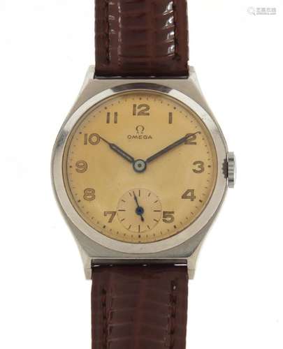 Vintage gentleman's Omega military style wristwatch with subsidiary dial, 3cm in diameter : For