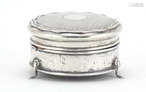 Circular silver jewel box raised on three feet W G S & Co, Birmingham 1915, 8.5cm in diameter, 127.