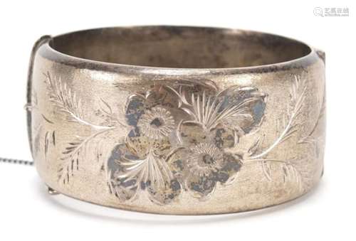 Large Victorian style silver bangle engraved with flowers, 56.5g : For Further Condition Reports