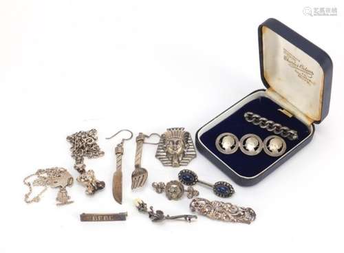 Mostly silver jewellery including a Snoopy pendant, Victorian brooches, Tutankhamun brooch, knife