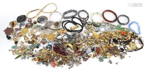 Vintage and later costume jewellery including necklaces, earrings, brooches, rings and bracelets :