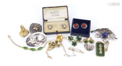 Victorian related jewellery including a 9ct gold golf club brooch, Victorian intaglio seal fob and a