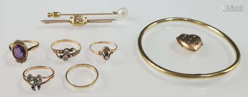 Bangle, 5 rings and two brooches, yellow gold 585.