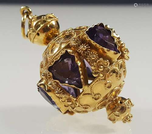 Pendant, 750 yellow gold, set with six amethysts.