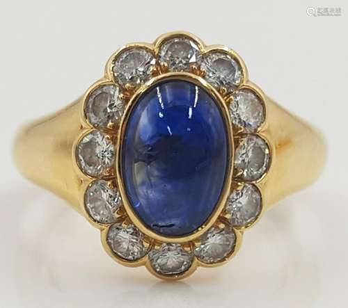 Yellow gold 750 ring with a Sapphire cabochon framed by