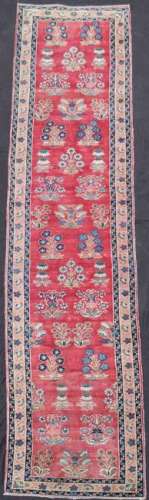 Agra runner carpet. India. Antique, around 1910.