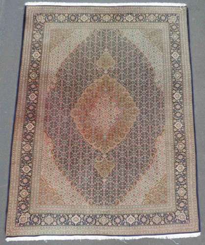 Tabriz Mahi, Persian rug. Iran, very fine knotting.