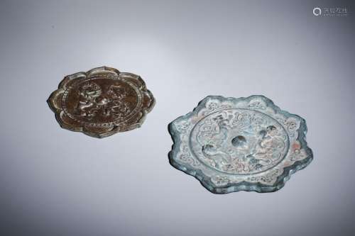 A pair of sea animal pattern petal-form bronze mirror