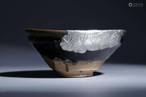 A Black-Glazed Bowl with Silver Lotus Leaf Pattern
