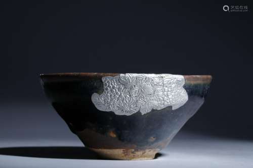 A Black-Glazed Bowl with Silver Lotus Leaf Pattern