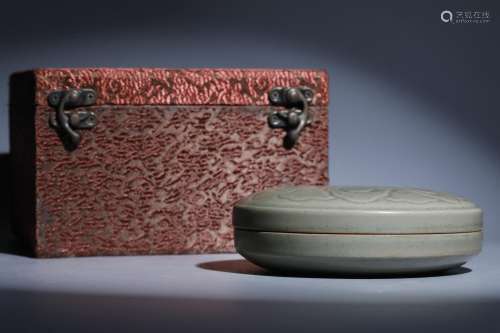 A Yue Kiln Patterned Compact