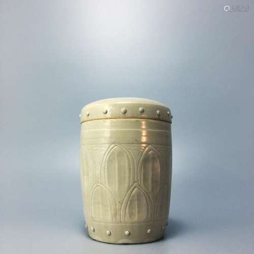 A Dingyao white-glazed dragon pattern jar