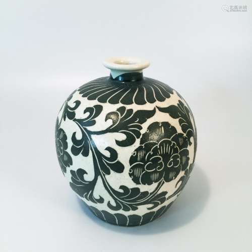 A Cizhou Kiln White Ground Black Pattern Bottle