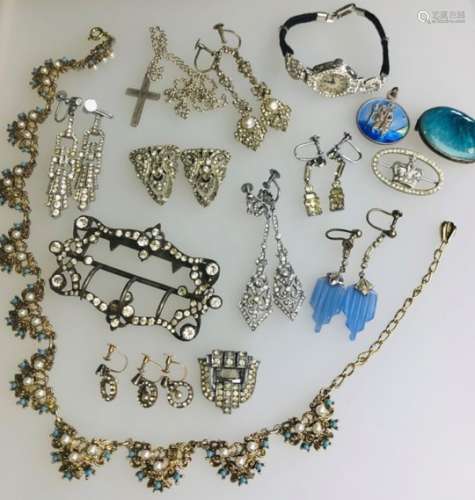 A collection of various jewellery items